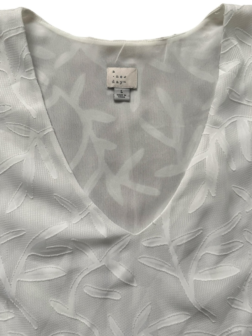 A New Day White Textured Floral V-Neck Puff Sleeve Blouse Size L - Picture 4 of 4